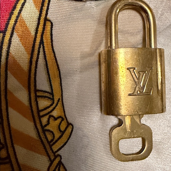 Louis Vuitton #307 Gold Lock/Key Set - Picture 3 of 7